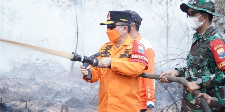 Londerang Kembali Terbakar, Al Haris Turun Langsung Uji Zat Pemadam Api Gambut