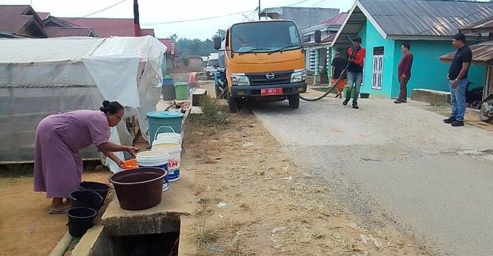 Melalui Dinas Perumahan Dan Kawasan Pemukiman Pemda Tanjabtim Salurkan Air Bersih di Kelurahan Parit Culum Satu