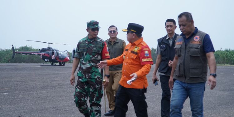 Gubernur Al Haris Bersama Danrem 042/Gapu Patroli Udara Tinjau Karhutla di Tanjab Timur