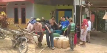 Pemkab Batanghari Salurkan Air Bersih Kepada Warga yang Alami Kekeringan Air Bersih