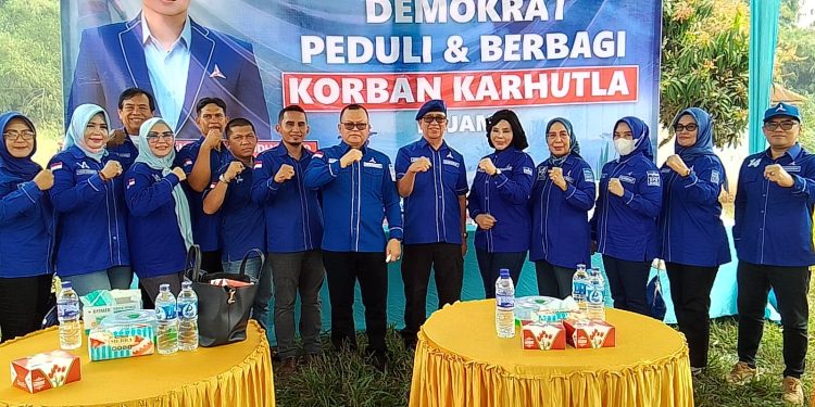 Jalankan Amanah AHY, Demokrat Jambi Bagikan Paket Sembako Untuk Korban Karhutla di Tanjabtim