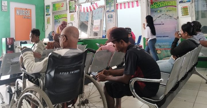 Anak Keluh Sakit Telinga, Faskes Muara Tembesi dr. Ari Agustina Colok Telinga yang Sakit Hingga Menangis