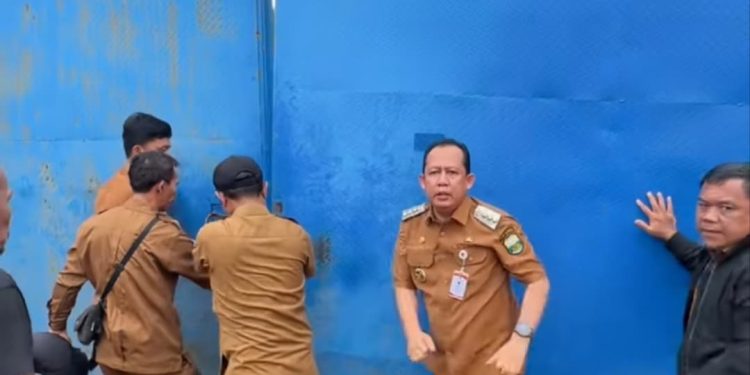 Didemo Warga, Bupati BBS Resmi Tutup Total Stockpile Pasir di Penyengat Olak